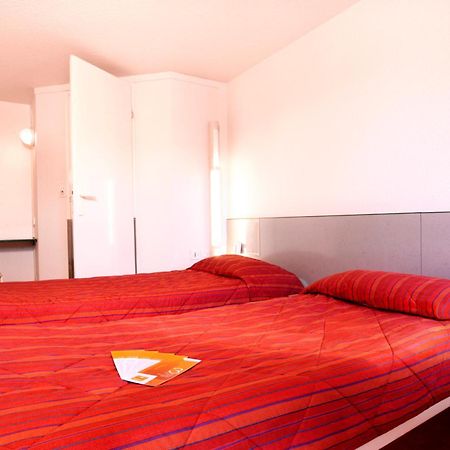 Premiere Classe Évreux Zimmer foto A typical room at a Campanile hotel