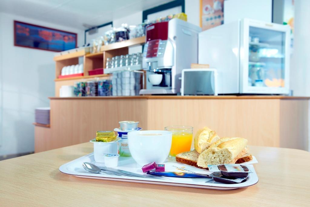 Premiere Classe Évreux Exterior foto A typical breakfast