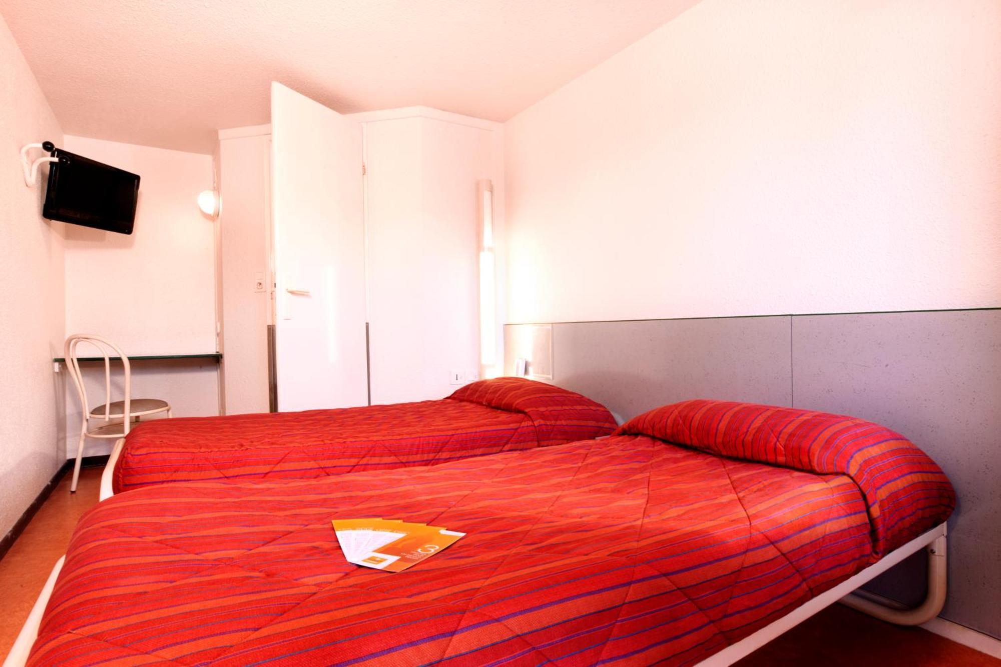 Premiere Classe Évreux Zimmer foto A typical room at a Campanile hotel