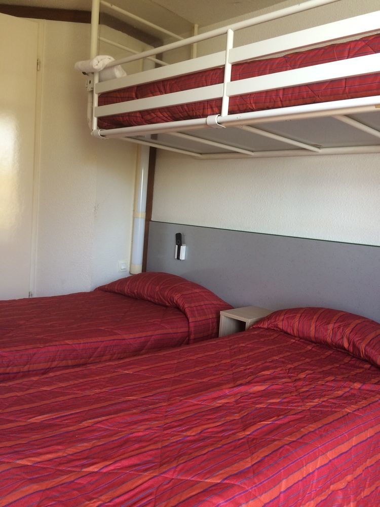 Premiere Classe Évreux Exterior foto Bunk beds in a hotel room