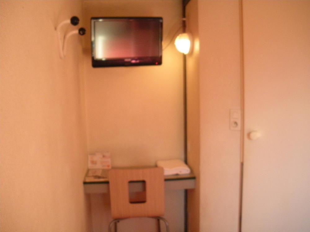 Premiere Classe Évreux Exterior foto A room at a typical Japanese love hotel