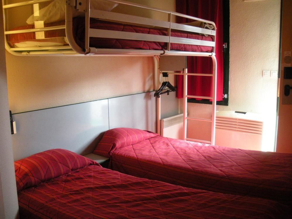 Premiere Classe Évreux Exterior foto A typical room at a French Ibis budget hotel