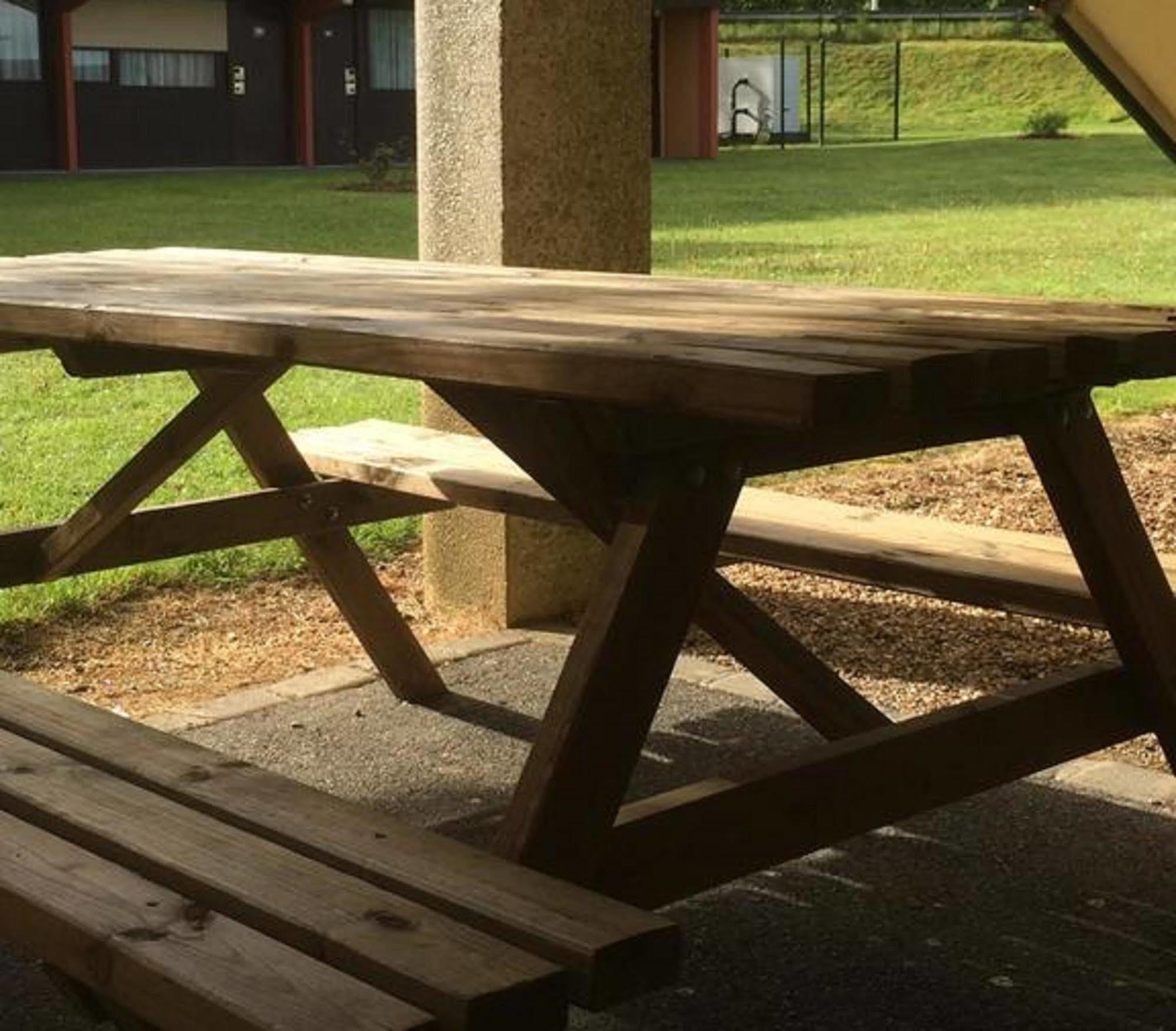 Premiere Classe Évreux Exterior foto A picnic table
