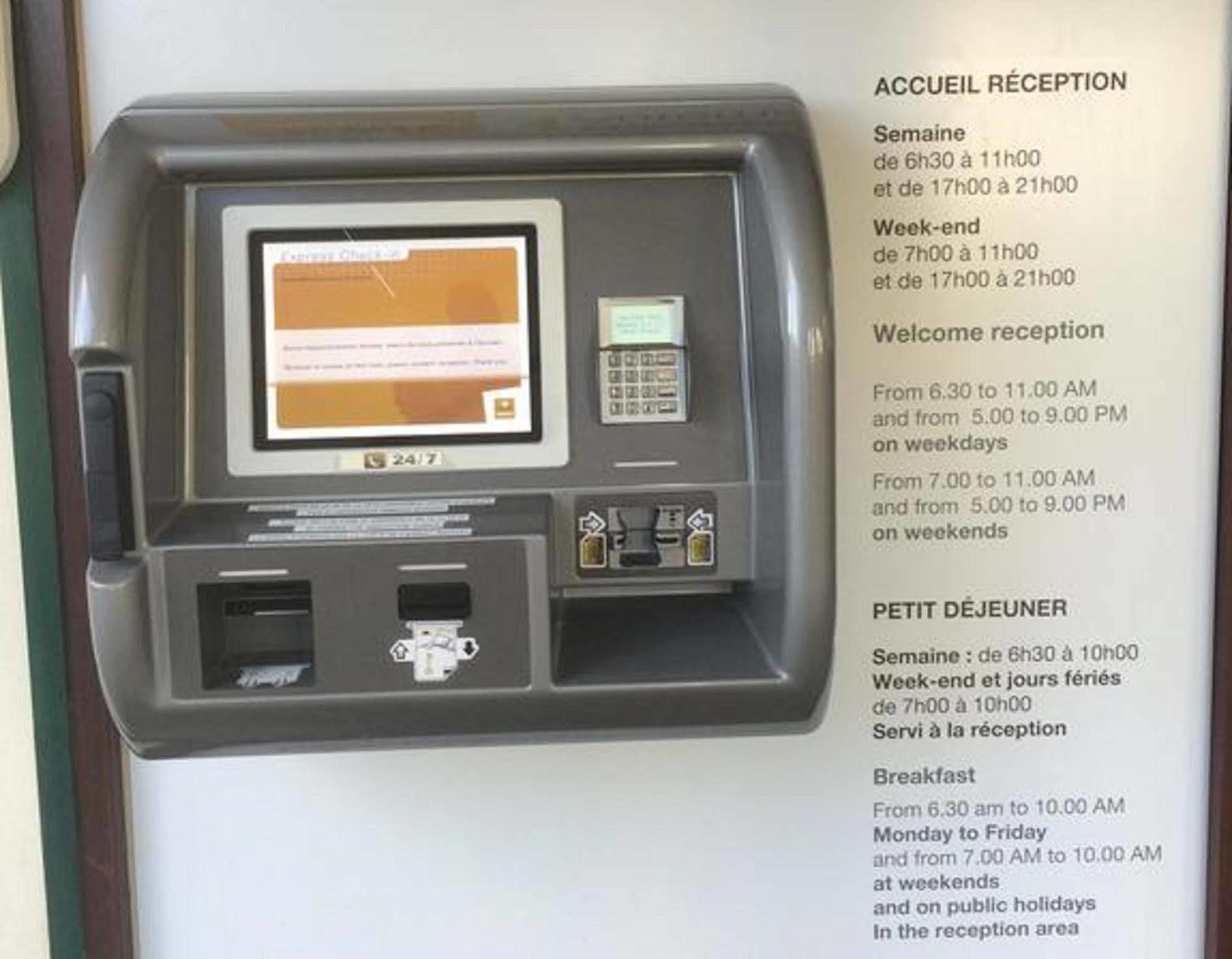 Premiere Classe Évreux Exterior foto A self-service kiosk at the reception area of a hotel