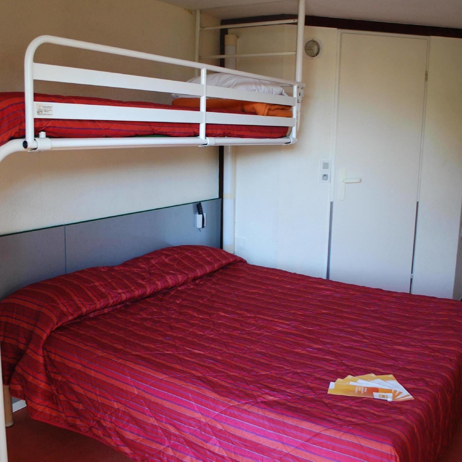 Premiere Classe Évreux Exterior foto A bunk bed in a hotel room